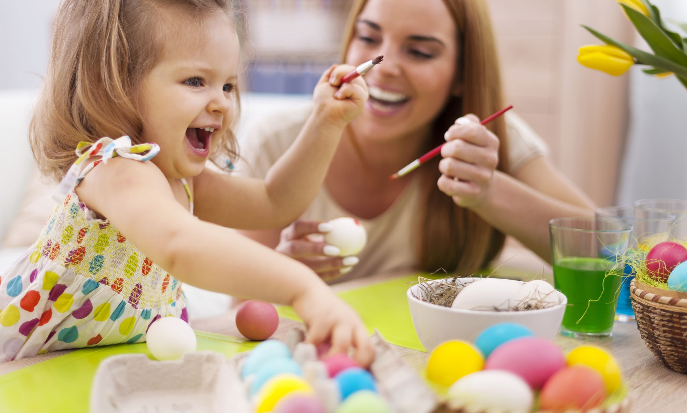 Дети красили яйца. О Пасхе детям. Дети красят яйца. Дети красят яйца на Пасху. Пасхальные яйца для детей.
